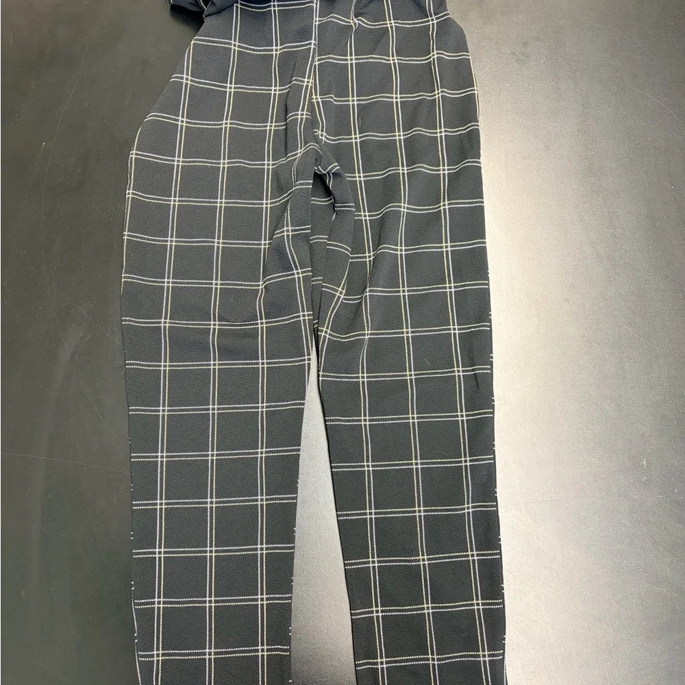 PrettyLittleThing Black Grid Pattern Cropped Pants - Picture 4 of 5